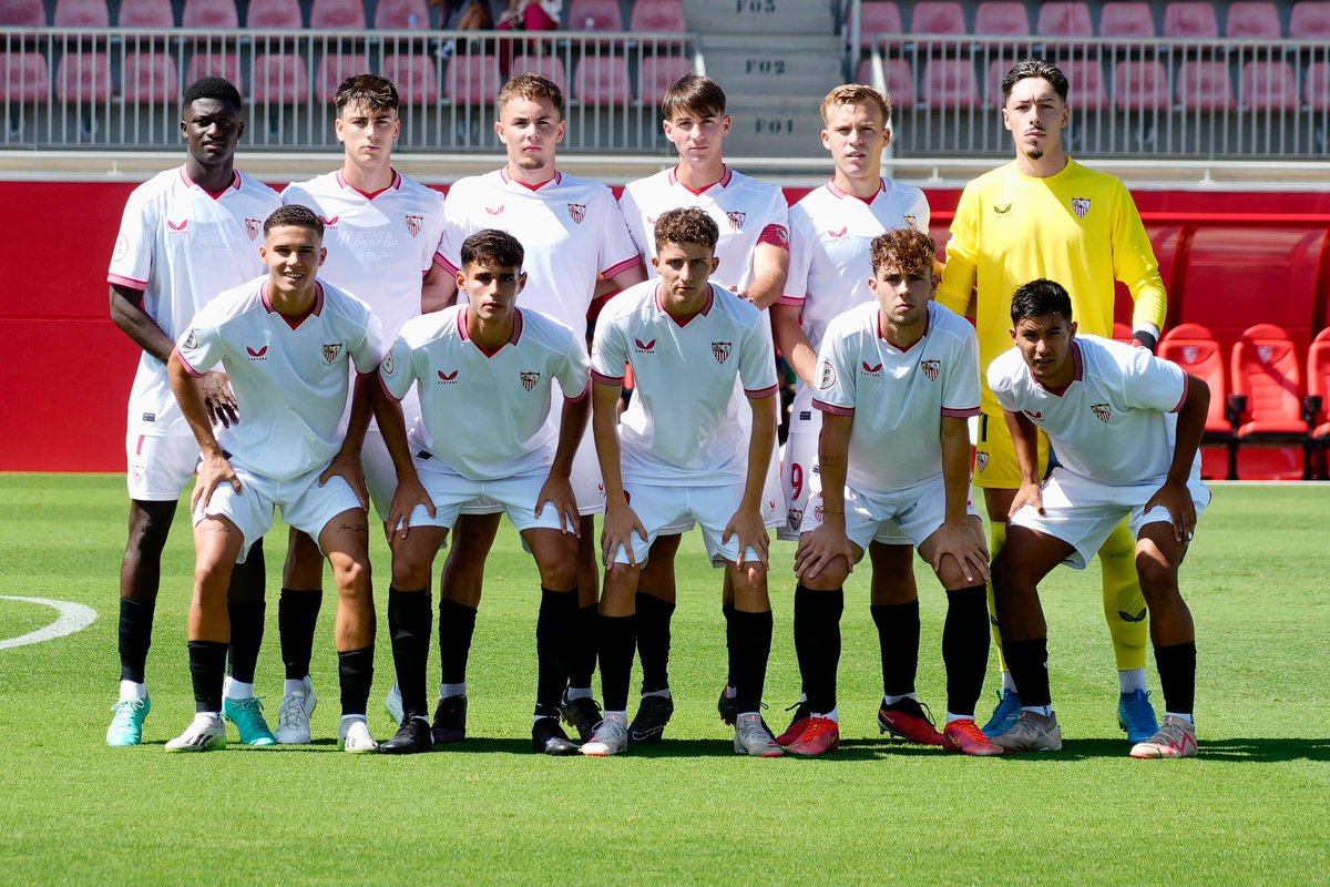 Ikervillar_9's tweet photo. Esto solo acaba de empezar somos el SEVILLA FC y DICEN QUE NUNCA SE RINDE. Daremos todo por este escudo y poder dejarlo en los más alto como este club se merece💪🏼⚽️❤️🤍 https://t.co/I2T8iSiZDT