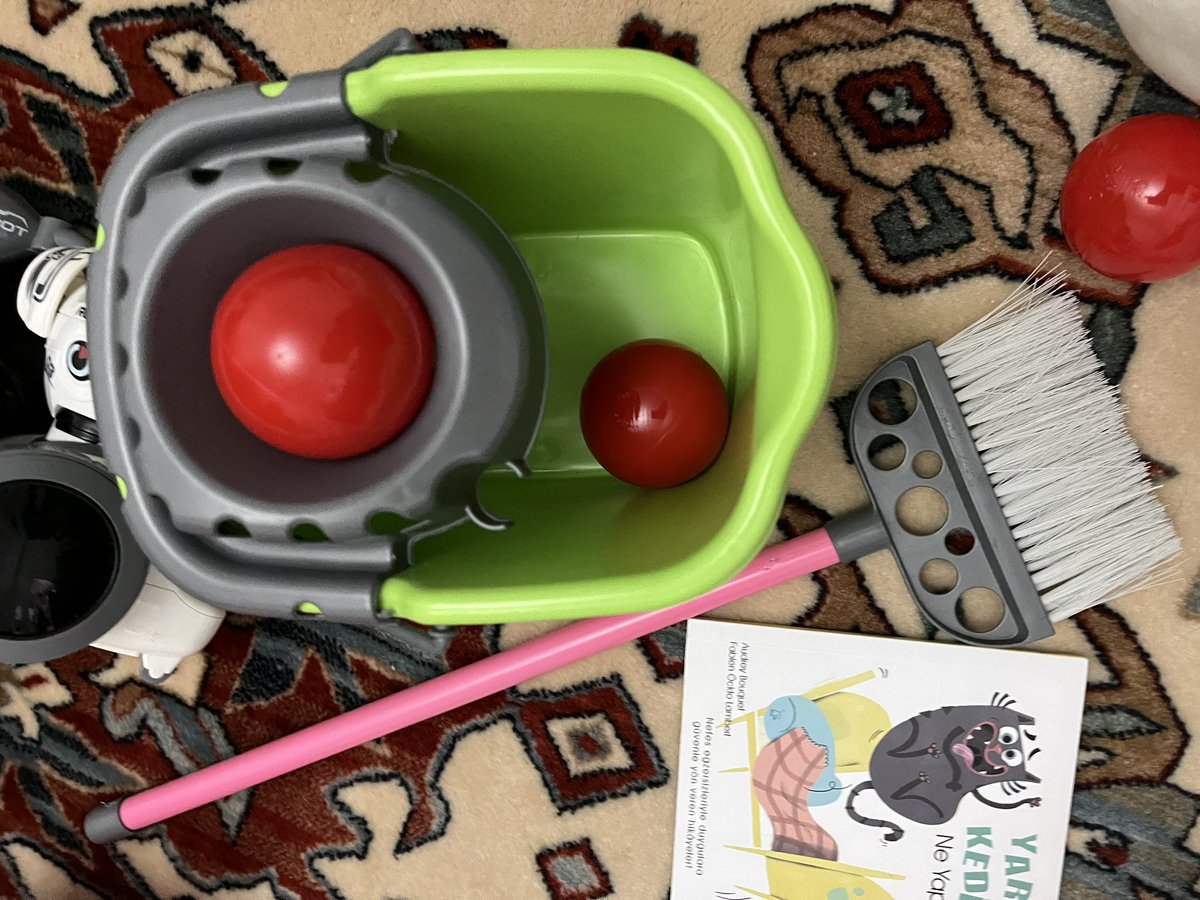 Oğluma vileda temizlik seti aldım. Önce yerleri silmeye başladı bizi izleyerek , şimdi basket potası olarak kullaniyor 😎🙅‍♀️ Çok amaçlı 😀