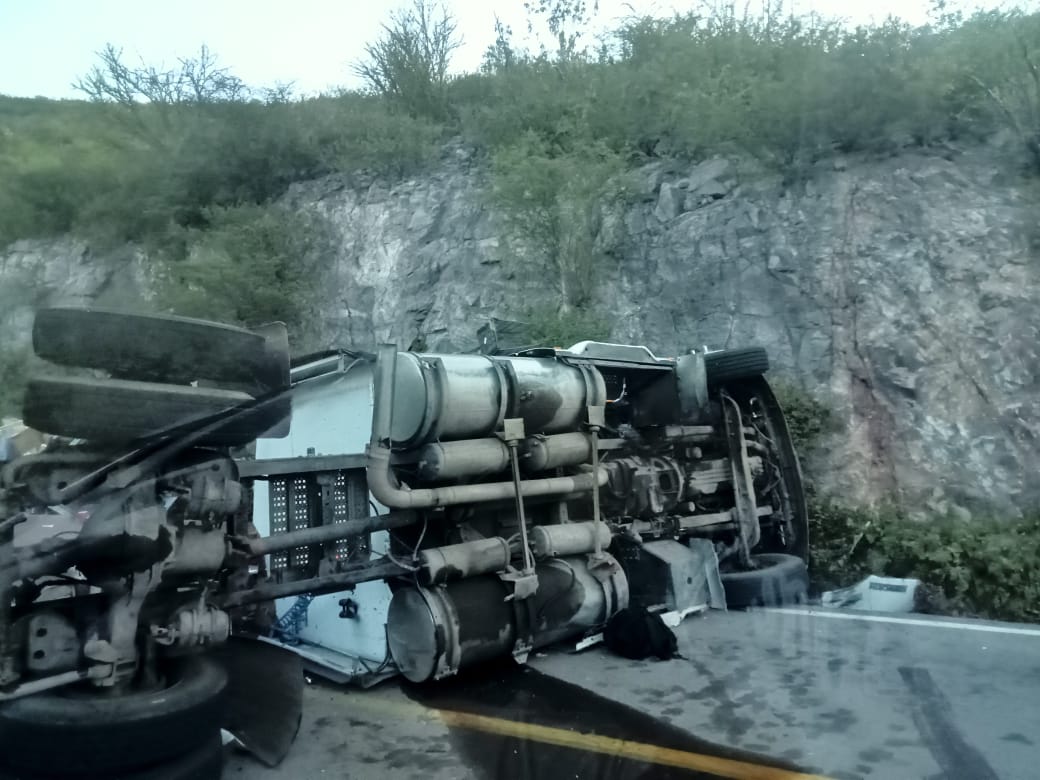 🚨ALERTA CARRETERA
Un tractocamión volcó sobre los carriles de circulación en el kilómetro 157 de la carretera Moctezuma-Mazocahui. El conductor resultó lesionado y la unidad bloquea los carriles de circulación, recomiendan extremar precauciones.