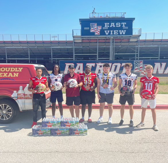 dctf's tweet photo. Coach Wall's East View team is ready for Friday night's game against Cedar Park!

@PatriotPride13
@EastViewHS
@OzarkaSpringWtr

#dctf #txhsfb #ozarka https://t.co/Dp8L3dBpWv
