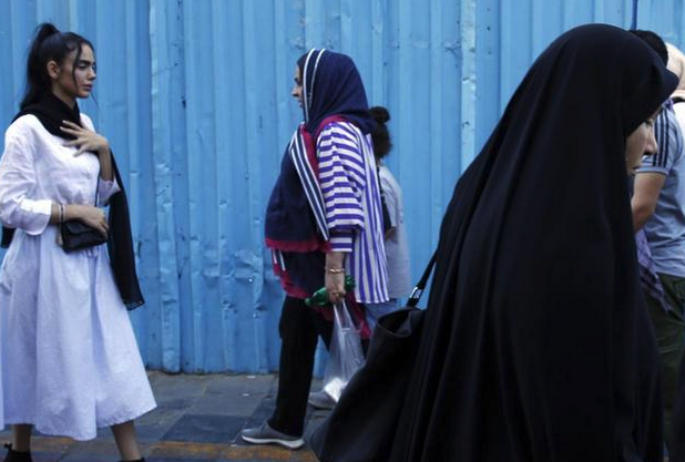 mikelayestaran's tweet photo. No llevar velo en #Iran  puede costar ahora hasta diez años de cárcel
El Parlamento aprueba un proyecto de ley para endurecer las penas contra mujeres que vistan «inapropiadamente» en público

Vía @elcorreo_com 
Foto @EFEnoticias 

https://t.co/fdzIT9ZNNG https://t.co/OMyntUR9Xn
