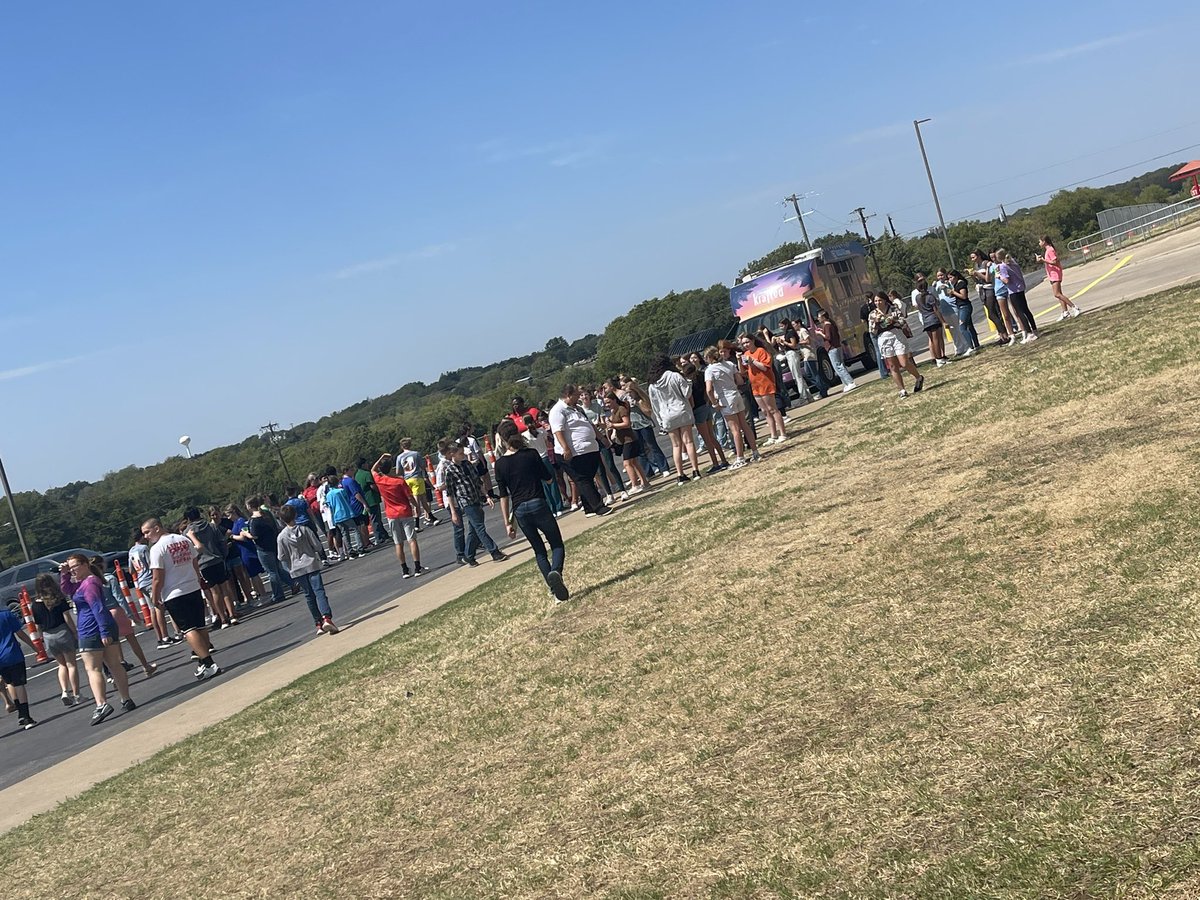 Lorena_Middle's tweet photo. We are celebrating making it through the first six weeks (almost! Only two days to go) of school here at LMS with Kona Ice! #TheLeopardWay https://t.co/c3pPHXj1uJ