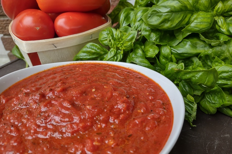 FlusterBuster's tweet image. Who says you can’t make something yummy on a budget?! Whip up a simple and tasty marinara sauce and use it to kick up the flavor in many of your budget meals! #dinnersolved #homecooking #budgetmeals bit.ly/1crNJHA