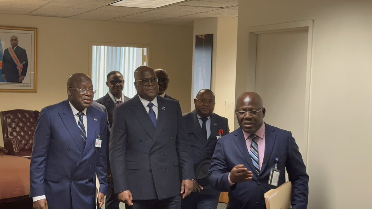 TopCongo's tweet photo. Le président Tshisekedi a visité la mission de la #RDC à l’ONU où il a rencontré les diplomates.
« C’est la première fois qu’un chef d’état nous rend visite », indiquent certains d’entre eux, satisfaits d’avoir pu évoquer leur quotidien professionnel et privé aux USA.
Aucun détail supplémentaire n’a été divulgué à la rédaction de TOP CONGO FM.
@Presidence_RDC @RDC_Minafet #DRC