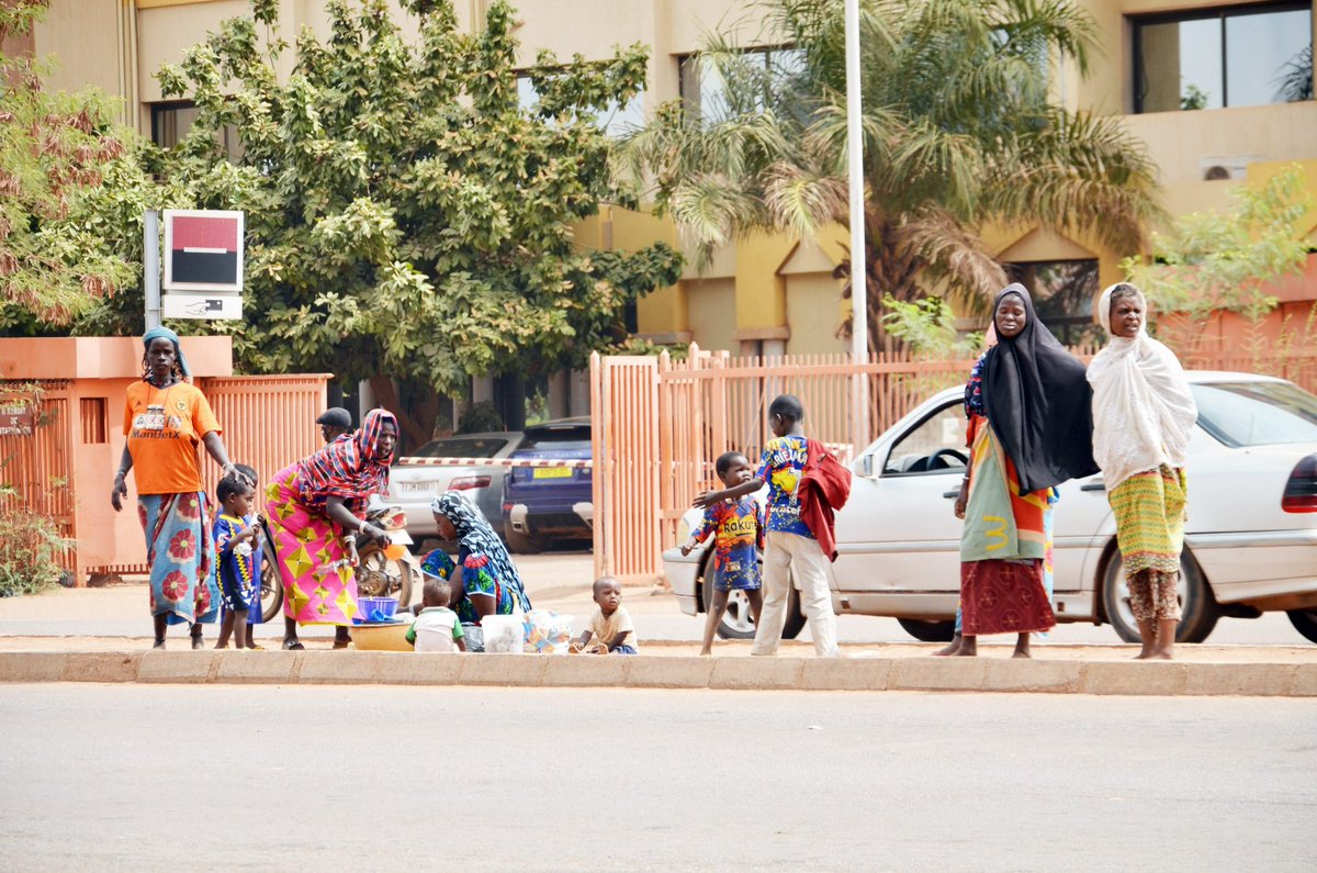 Dsiribie's tweet photo. Au #Burkina, 664 femmes et filles #PDI [qui mendient] approuvent une opération de retrait de la rue pour une réinsertion socioéconomique. Elles seront formées à des métiers de leurs choix et bénéficieront de kits d'installation. #ConseilMinistres #Lwill https://t.co/OJvzZmqgZH
