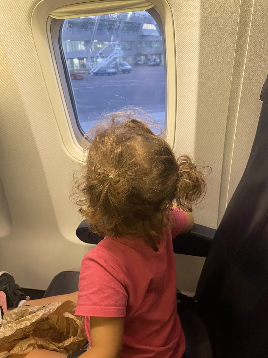 CarmenFalcone6's tweet photo. When you and your husband have an intense month of work travels, and then some travels overlap…your kid get to travel with one of you to a place that happens to be also where grandparents live 😁
Bonus: a very much appreciated ride on a plane.
@Momademia #ParentsInScience https://t.co/WOwlnCfE1y