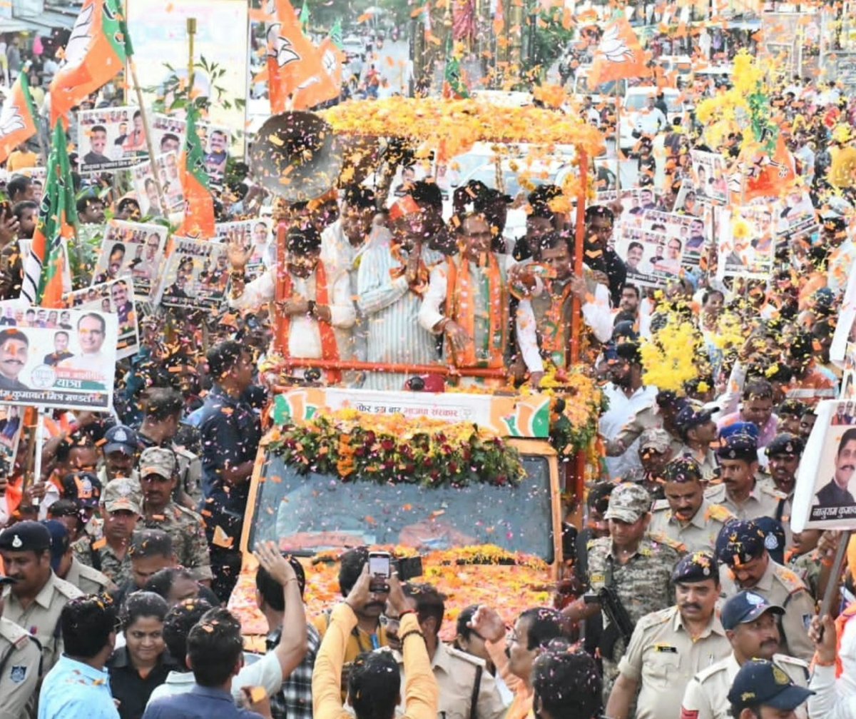 HardiaMahendra's tweet photo. फिर इस बार भाजपा सरकार...

विधानसभा क्षेत्र क्रमांक 5 में अपने लाडले मुख्यमंत्री श्री शिवराज सिंह चौहान जी को आशीर्वाद देने के लिए उमड़ा जन सैलाब...

#जन_आशीर्वाद_यात्रा इंदौर 5 https://t.co/DIPopnb531