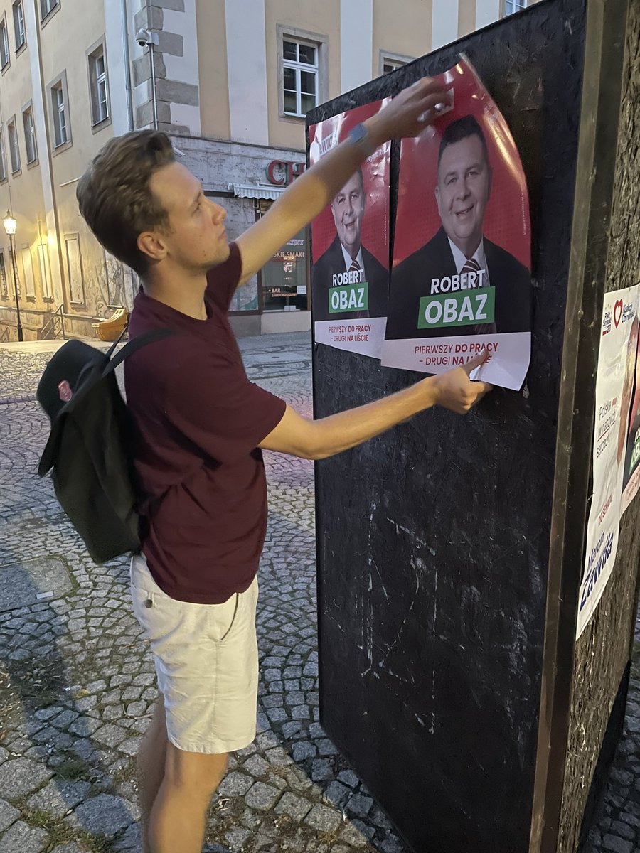 AleksanderRC's tweet photo. @ObazRobert2 pierwszy do pracy - drugi na liście!
Lista @__Lewica w okręgu jeleniogórsko-legnickim! Poseł z naszego regionu 💪
Roberta znam od kilku lat i nigdy nie poznałem tak poświęconego regionowi człowieka. Z całego serca zachęcam do oddania głosu właśnie na niego! 
#Lewica https://t.co/LkrBG70p5A