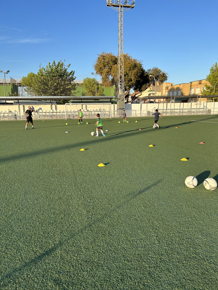 Dynamicfootb's tweet image. Pendientes de cada detalle 🎥 con el objetivo de mejorar 🎯 semana a semana ↗️

#football #dynamicfootball
#footballacademy #tecnificación
#macron #fútbol #tecnificaciónfútbol  #tecnificationacademy #control #pase #tiro #conducción #valenciafutbol