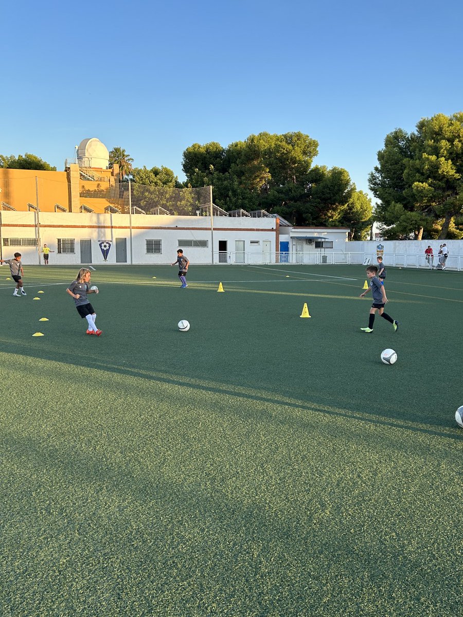 Dynamicfootb's tweet image. Pendientes de cada detalle 🎥 con el objetivo de mejorar 🎯 semana a semana ↗️

#football #dynamicfootball
#footballacademy #tecnificación
#macron #fútbol #tecnificaciónfútbol  #tecnificationacademy #control #pase #tiro #conducción #valenciafutbol