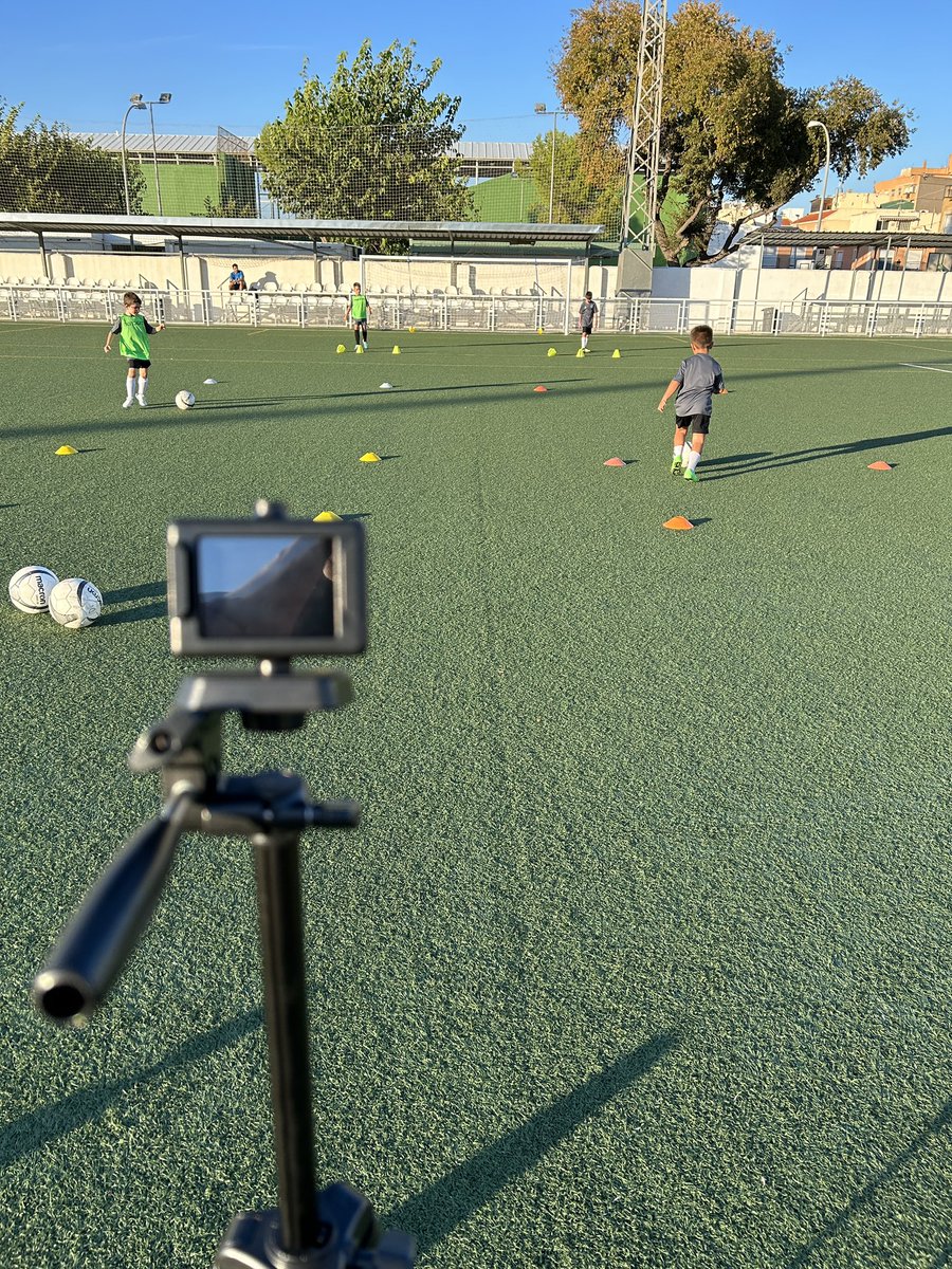 Dynamicfootb's tweet image. Pendientes de cada detalle 🎥 con el objetivo de mejorar 🎯 semana a semana ↗️

#football #dynamicfootball
#footballacademy #tecnificación
#macron #fútbol #tecnificaciónfútbol  #tecnificationacademy #control #pase #tiro #conducción #valenciafutbol