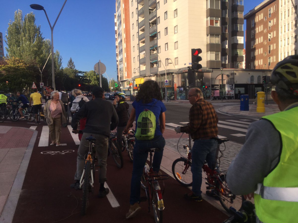 burgosconbici's tweet photo. Hemos estado estrenando el nuevo #carrilbici de RRCC. Estamos encantados, ancho suficiente, asfalto rojo, quitando sitio de la calzada en lugar de la acera y con los aparcamientos dando más seguridad. Por muchos más así! https://t.co/hwCESsg1zu