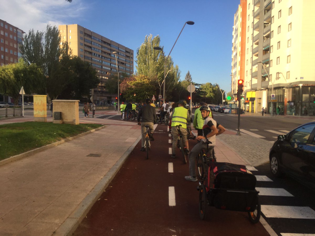 burgosconbici's tweet photo. Hemos estado estrenando el nuevo #carrilbici de RRCC. Estamos encantados, ancho suficiente, asfalto rojo, quitando sitio de la calzada en lugar de la acera y con los aparcamientos dando más seguridad. Por muchos más así! https://t.co/hwCESsg1zu