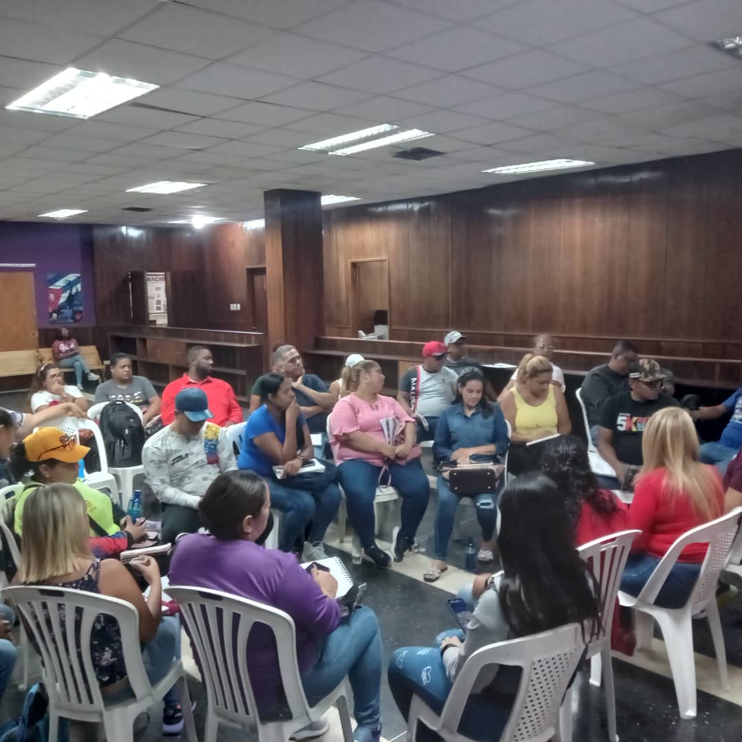 #20Sep #AlMomento || Mesa Agroalimentaria del Mcpio Sucre, Edo #Miranda, realiza reunión de trabajo junto a la Misión Alimentación, para mejorar los procesos logisticos y operacionales en la distribucion de alimentos.
#SeAcabóTocorón