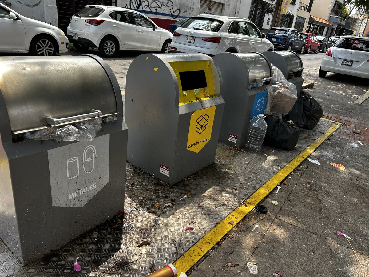 salmeronsari's tweet photo. @Trafico_ZMG  ayuda!  Un día más con el punto “limpio” hasta el tope en el parque ubicado en la esquina de las calles Juan Manuel y Gregorio Dávila @GuadalajaraGob @PabloLemusN horrible panorama de la Ciudad que quiero. https://t.co/1SGrE9UuS5