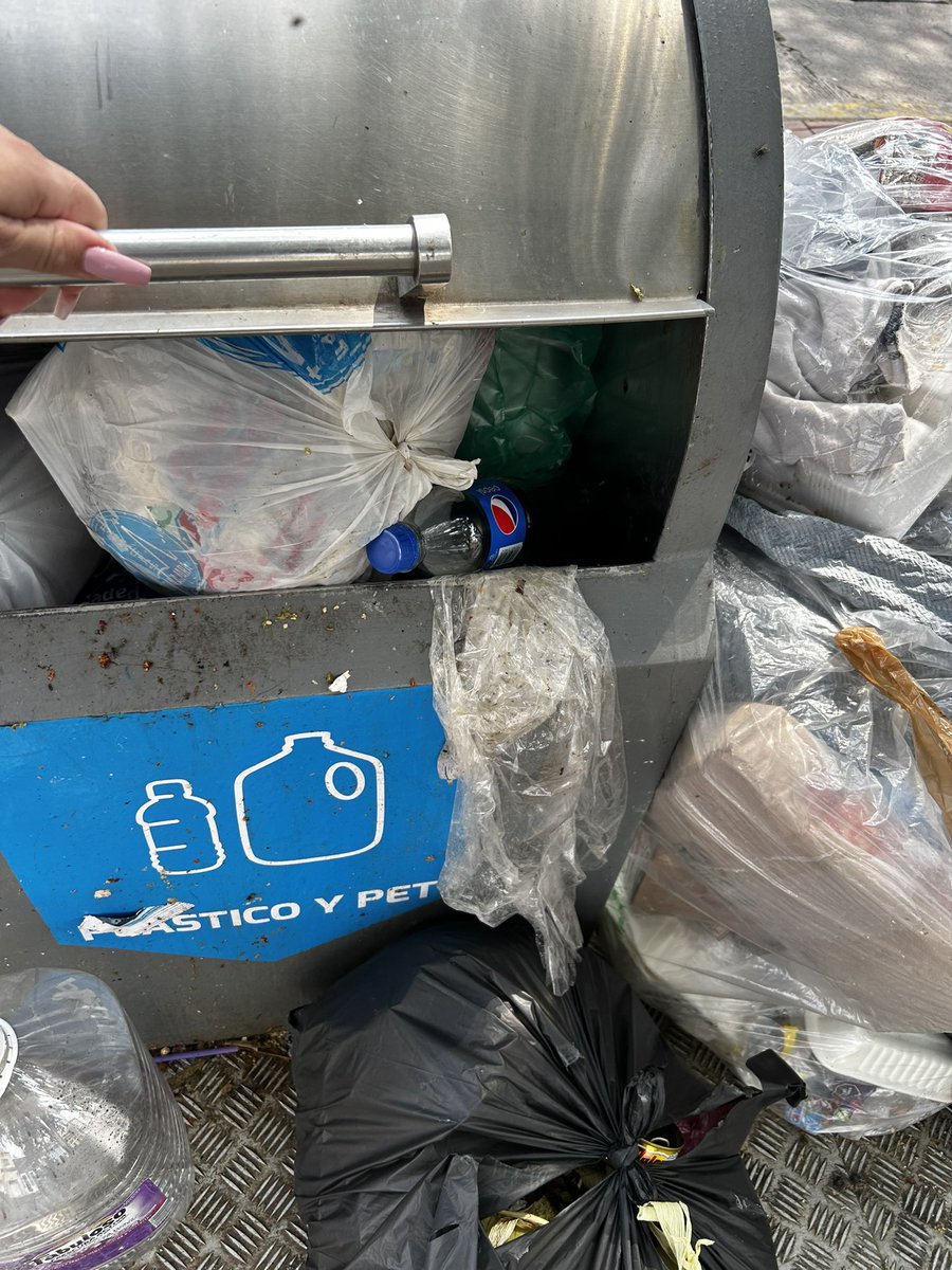 salmeronsari's tweet photo. @Trafico_ZMG  ayuda!  Un día más con el punto “limpio” hasta el tope en el parque ubicado en la esquina de las calles Juan Manuel y Gregorio Dávila @GuadalajaraGob @PabloLemusN horrible panorama de la Ciudad que quiero. https://t.co/1SGrE9UuS5
