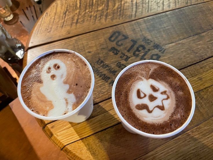 Luci_mushs's tweet photo. comfy coffee Halloween 🎃☕📖 https://t.co/uLz1BdlOkC