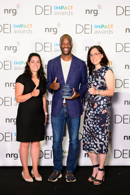 So proud of the work we are doing but the real applause goes to all the community leaders who have taught us along the way. Our Christopher Scott, accepting Smart Energy Decisions DEI Impact Award today with @Sol_Systems at the Smart Energy Decisions Fall 2023 Net Zero Forum.