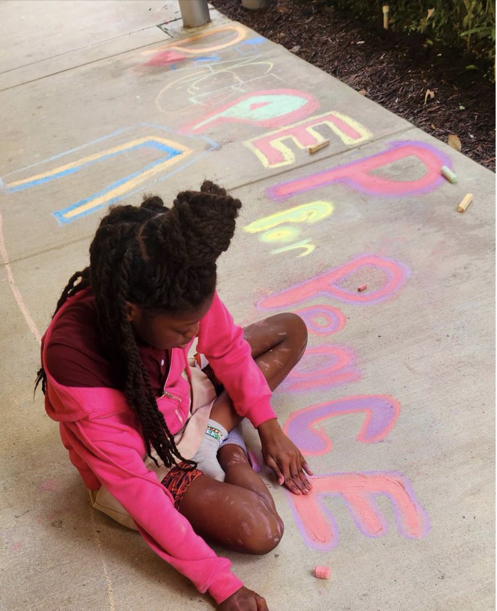 NewRenCavaliers's tweet photo. It’s peace week and our Cavaliers have been hard at work writing messages of peace on the sidewalk #chalk4peace https://t.co/JoYq3MsDIB