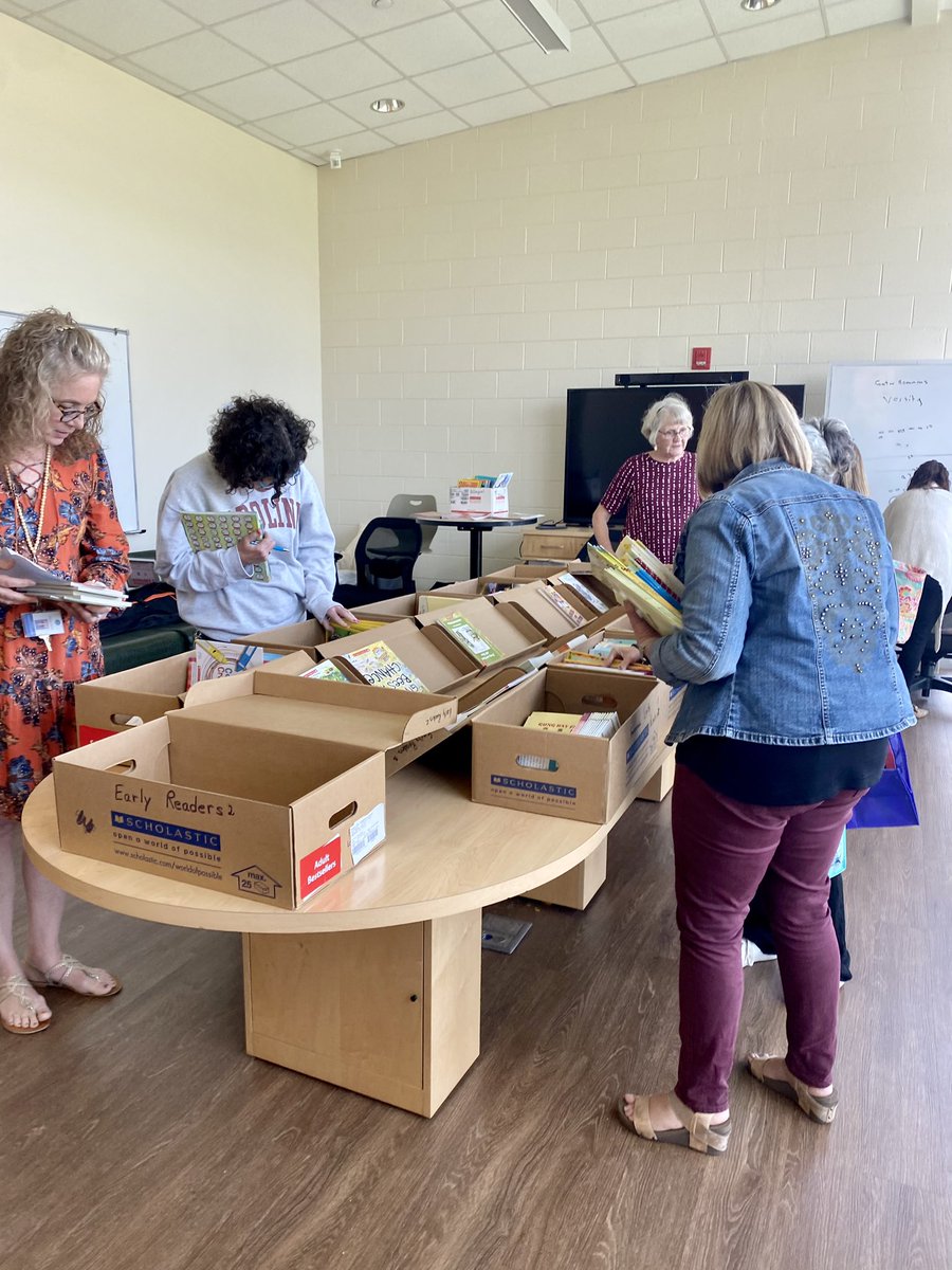 HalfacreHope's tweet photo. We love the program Book by Book that helps us fill our students’ home libraries. Today was even better because my mom is helping out with the program this year. 💕 https://t.co/f05XJdmWtd