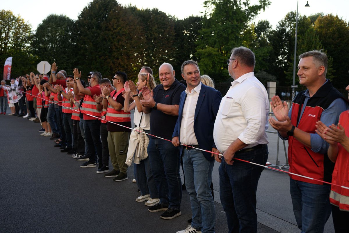 AndiBabler's tweet photo. Hand in Hand mit der Gewerkschaft gegen die Teuerung! Wir haben mit 7,4 % die höchste Inflation in Westeuropa. Die Regierung lässt die Menschen im Stich und betreibt unterlassene Hilfeleistung. Das nehmen wir nicht länger hin! Ein starkes Zeichen heute! @oegb_at 💪 #Preiserunter https://t.co/2YsPinnNMu