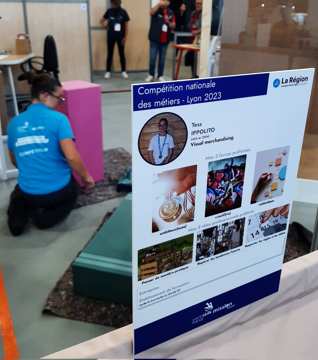 RancStephane's tweet photo. #worldskills : Félicitations à Tess Ippolito, ancienne élève du @LyceeVictorHugo médaillée d'or dans le métier de Visual Merchandiser. Elle obtient sa place en équipe de France pour les mondiaux #worldskills2024 à Lyon.
Merci @sf_lpvh
@DASENDROME 
@acgrenoble 
@auvergnerhalpes https://t.co/fpBVsuhj6n