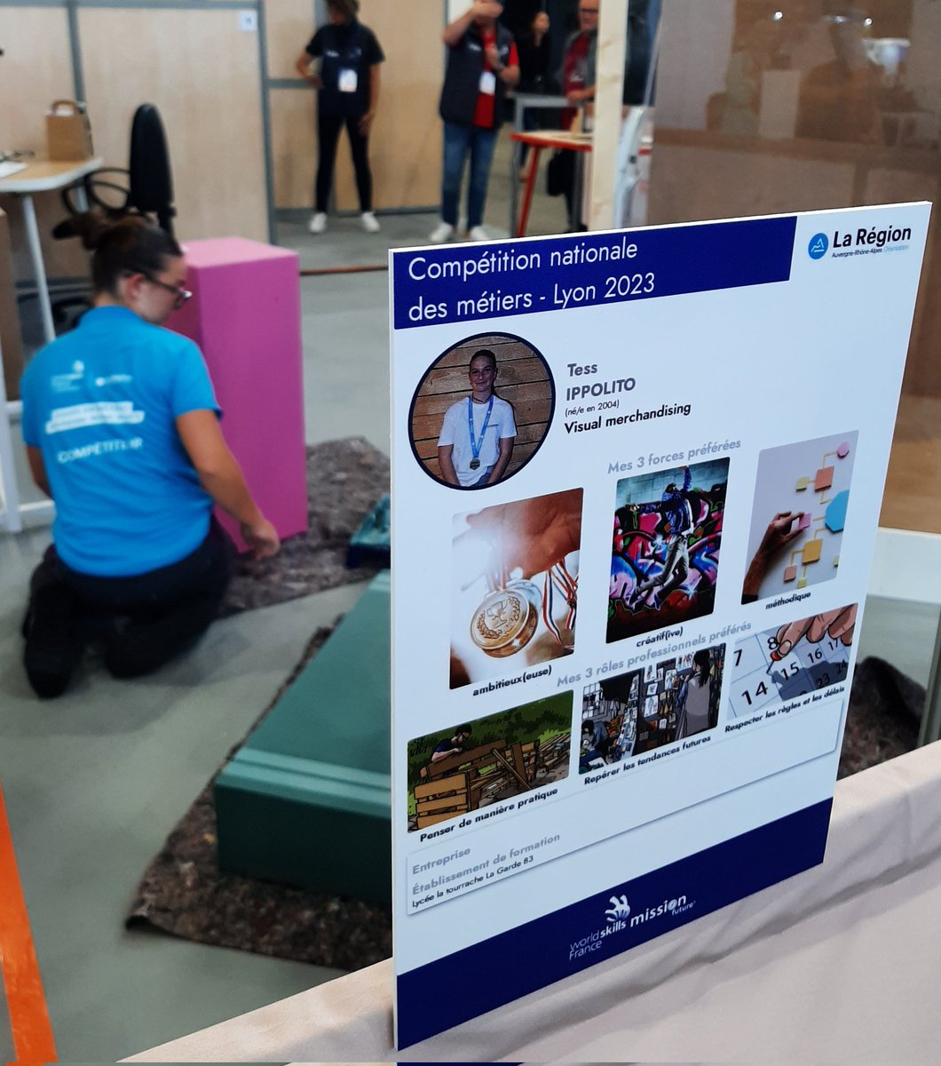 #worldskills : Félicitations à Tess Ippolito, ancienne élève du @LyceeVictorHugo médaillée d'or dans le métier de Visual Merchandiser. Elle obtient sa place en équipe de France pour les mondiaux #worldskills2024 à Lyon.
Merci @sf_lpvh
@DASENDROME 
@acgrenoble 
@auvergnerhalpes