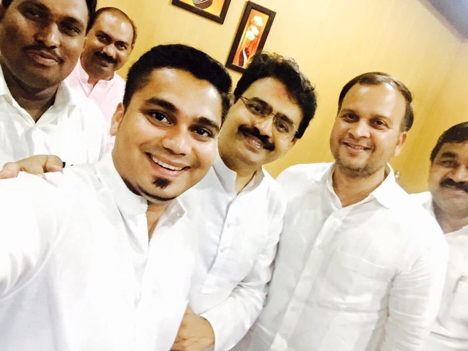 prashantGiyc's tweet photo. जब भी भाई आपकी याद आती है
मेरी आंखें नम हो जाती हैं
बस रो कर सुनाता नहीं किसीको
दिल से तो चीखें निकल जाती हैं।।
Raju Bhau, I still miss you a lot, plz come back 🙏🙏🙏 #Rajeev #Satav
@RahulGandhi @priyankagandhi @kcvenugopalmp @VamsiChandReddy @taigor @AdvYashomatiINC @VarshaEGaikwad @satyajeettambe @RajeshRathodINC @manickamtagore @jitendradehade
