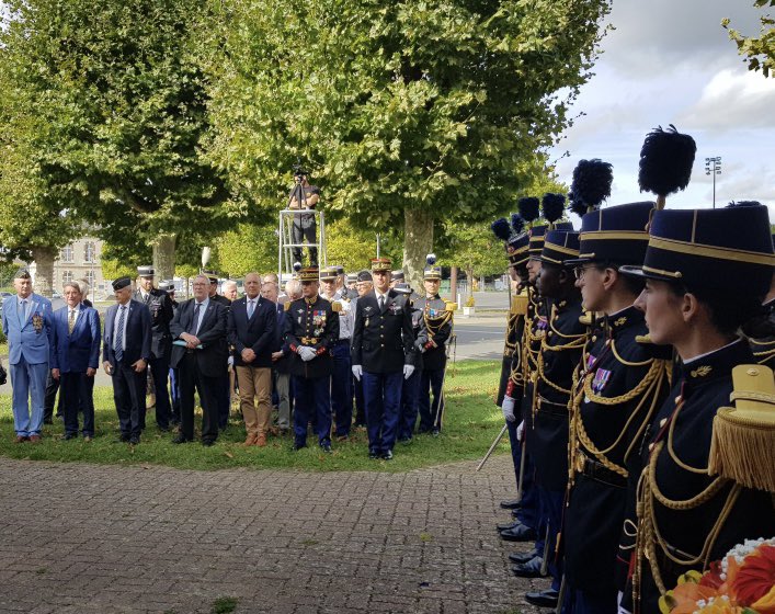 DavidGaltier's tweet photo. #EOGN #129e #LETREFLE #AG
Une belle matinée à Melun avec la cérémonie de présentation au drapeau pour la nouvelle promotion de l’EOGN et d’un hommage à la 100ème promotion du Trèfle, devant la statue de l’officier, pour ouvrir l’Assemblée Générale du TREFLE ! https://t.co/omNZIxaq8P