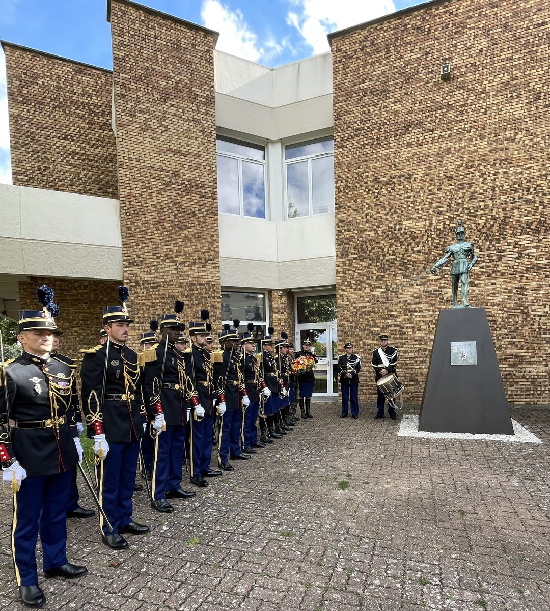 DavidGaltier's tweet photo. #EOGN #129e #LETREFLE #AG
Une belle matinée à Melun avec la cérémonie de présentation au drapeau pour la nouvelle promotion de l’EOGN et d’un hommage à la 100ème promotion du Trèfle, devant la statue de l’officier, pour ouvrir l’Assemblée Générale du TREFLE ! https://t.co/omNZIxaq8P