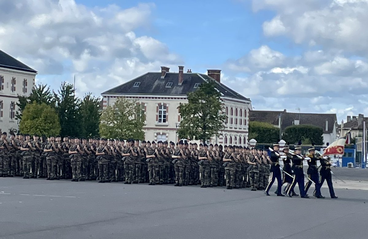 DavidGaltier's tweet photo. #EOGN #129e #LETREFLE #AG
Une belle matinée à Melun avec la cérémonie de présentation au drapeau pour la nouvelle promotion de l’EOGN et d’un hommage à la 100ème promotion du Trèfle, devant la statue de l’officier, pour ouvrir l’Assemblée Générale du TREFLE ! https://t.co/omNZIxaq8P