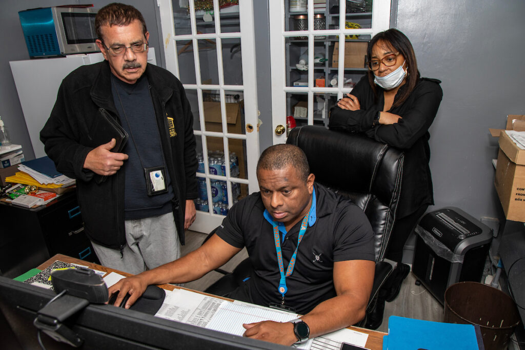 NYCHA's tweet image. Meet the #EHS Employee Safety Oversight Unit (ESOU). This team monitors @NYCHA's compliance with regulations and standards governing employee safety. #ESOU also investigates reports of unsafe conditions at workplaces. nychanow.nyc/meet-the-ehs-e…