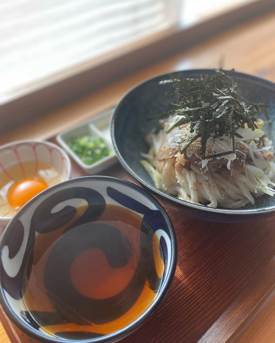 SakamotoUdon's tweet photo. 「ピリ辛肉つけうどん🐮」

お待たせしましたー‼️

昨年はお休みさせていただいたこちら🙏

そう！港◯さんインスパイアなアレ😆👌
ご要望多数のため復活です🔥

甘辛に炊いた肉ごぼう、白ネギ、刻みのりをうどんの上にドサッと。
ラー油をたらしたつけ汁で召し上がれ‼️

↓続きます https://t.co/sFTNHalpeG