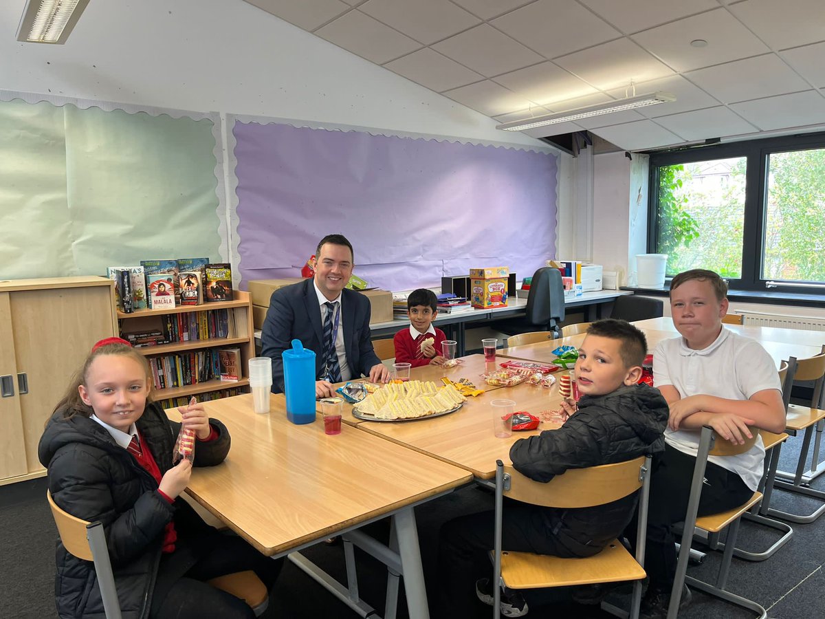 AntoninePrimary's tweet photo. Lovely to celebrate and enjoy lunch with some of our Value Champions #values #RobinRespect https://t.co/PsAH2MotHl