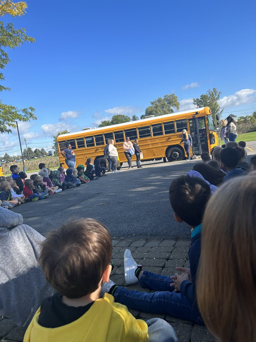 _Miss_Becker's tweet photo. Thank you Barney for teaching us all about how to be safe on the bus! #kinder #LCSD #WFEstrong https://t.co/Mk6Tkp1lIi