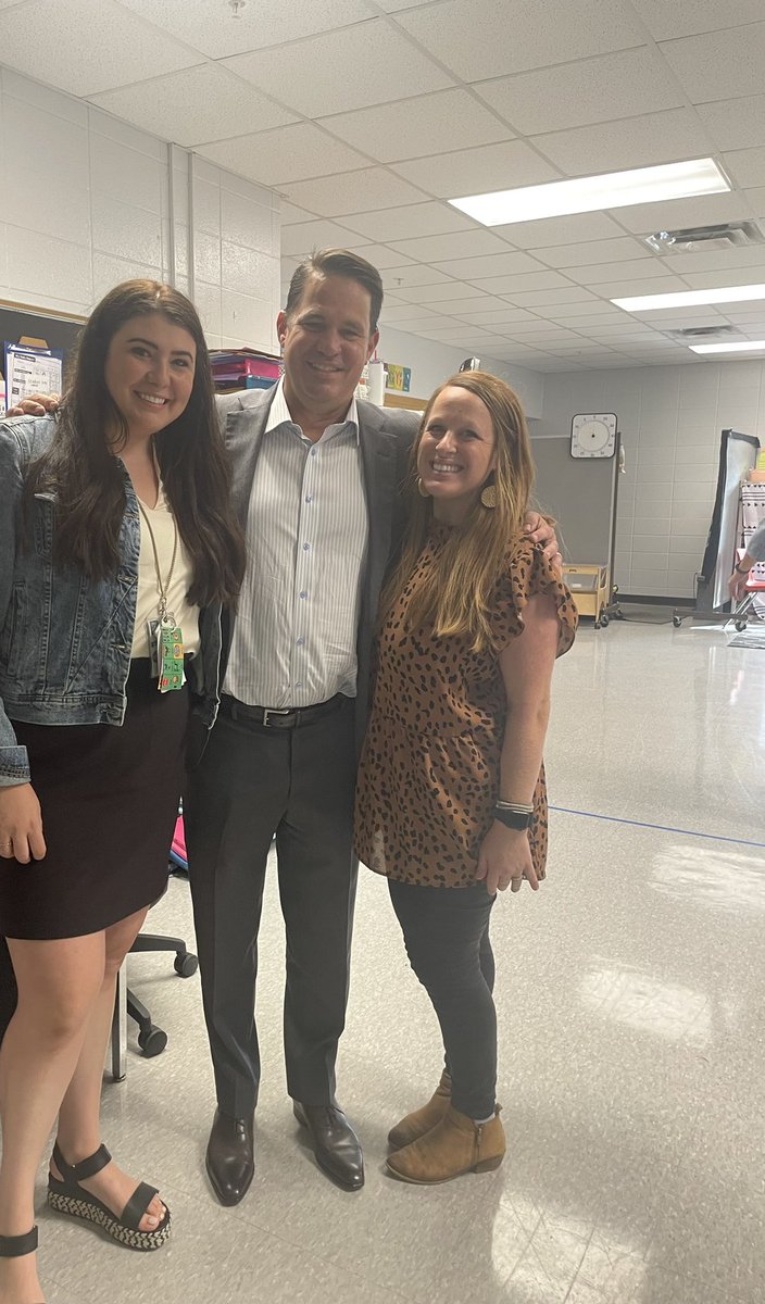 SHowardJCPS's tweet image. Thank you @JCPSSuper for visiting @tullyelemjcps Mrs. Colston @JCPS_ECE
What a special visitor & appreciation is so felt