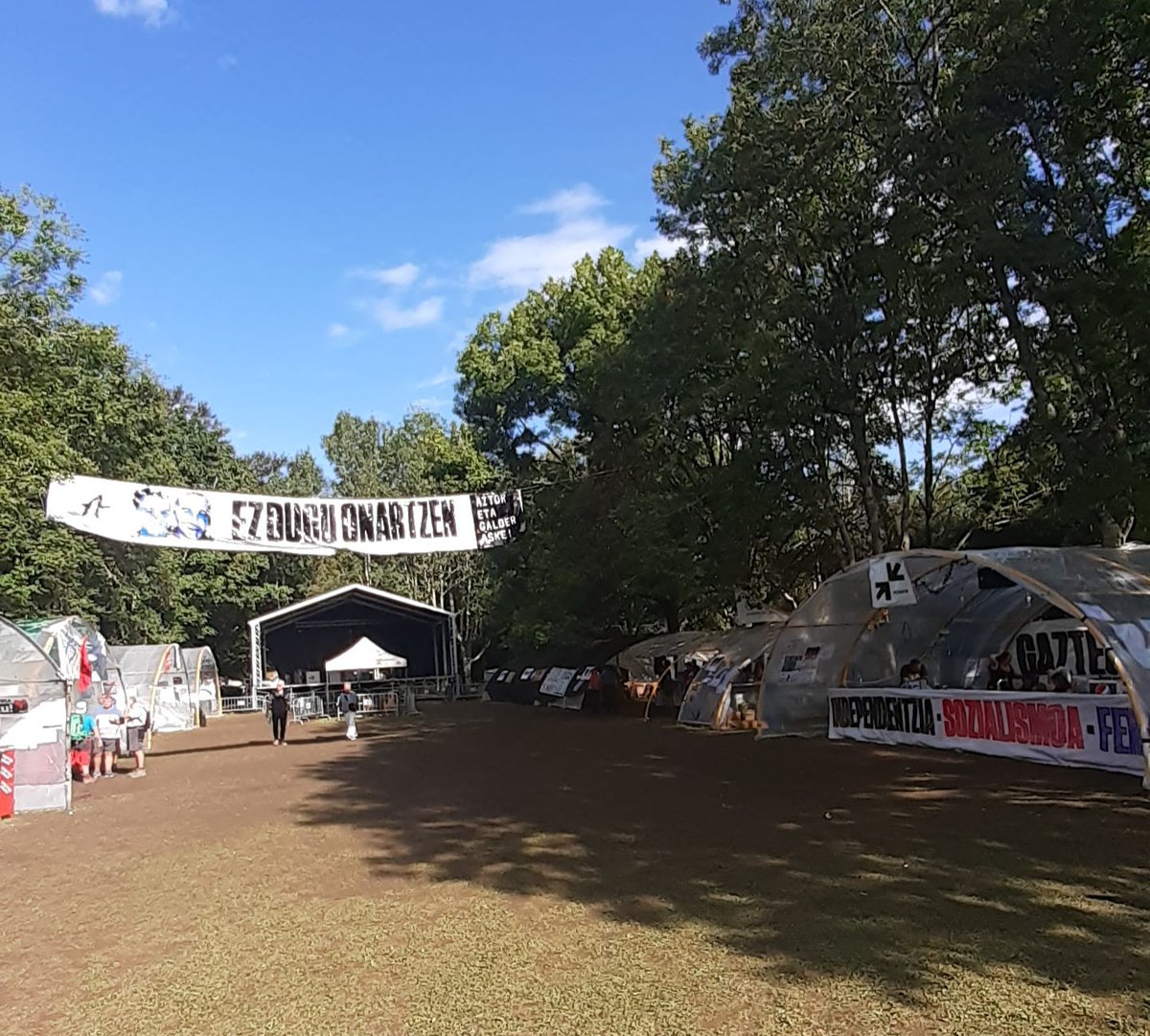 POLIZIA TXOSNAGUNETIK KANPORA!🚨🚨🚨

Pasa den irailaren 8an, Arrate eguneko goizean, Eibarko udaltzaingoa Arrateko txosnagunean sartu zen, inori ezer esan gabe, bertako eragileok jarritako pankarta eta kartelei argazkiak atera eta hauek kentzera.