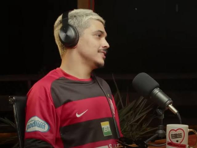 diedrobarros's tweet photo. DENÚNCIA!

Chico Moedas só traiu Luiza Sonza pra abafar a crise do Flamengo e o fato que Marcos Braz mordeu a virilha do torcedor no shopping. https://t.co/l3va3WMYyn