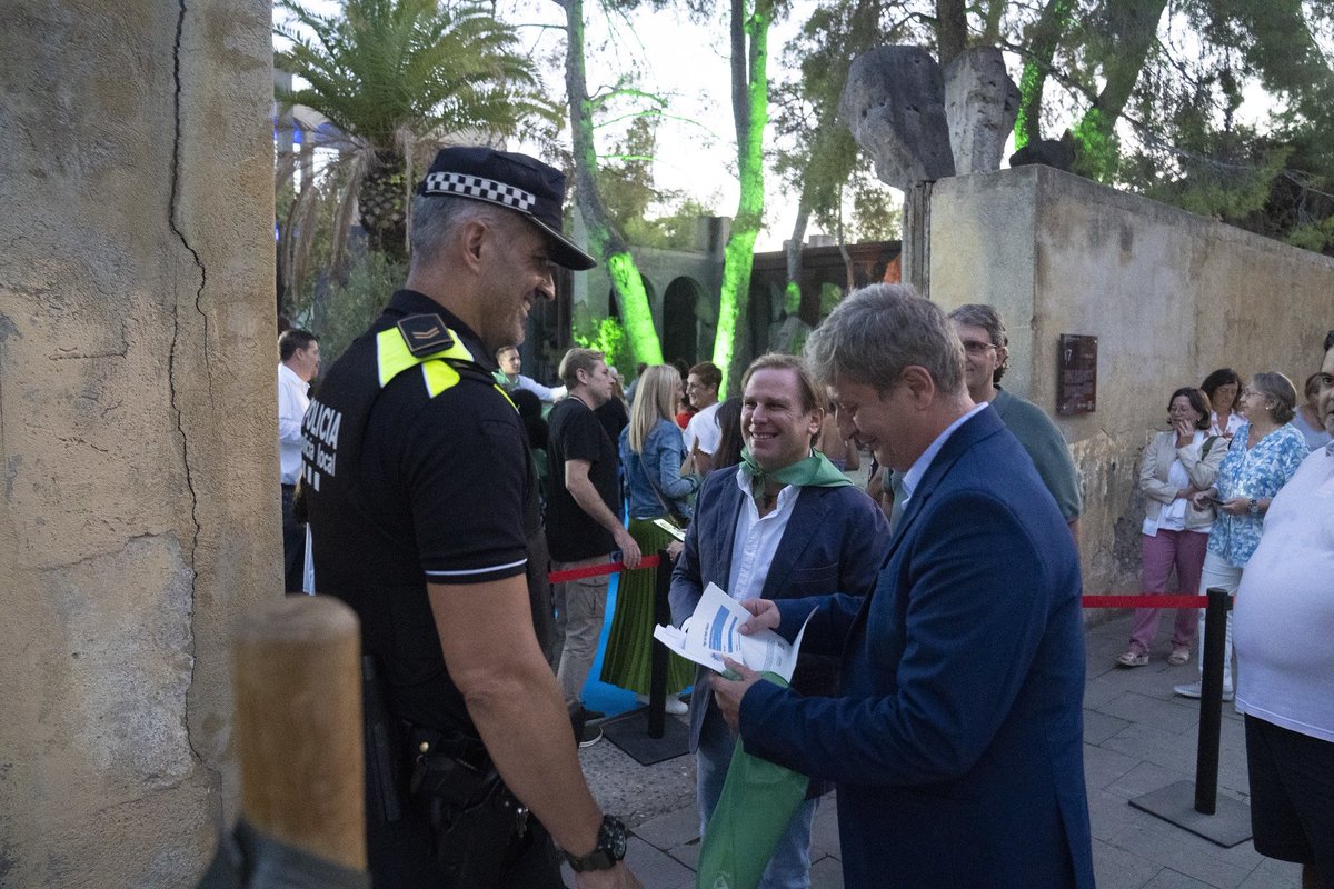 vox_barcelona's tweet photo. Asistiendo a las fiestas #SantMateu2023
de #Esplugas @JGarrigaDomenec @DaniLafuenteEsp
Este año dedicadas a la lucha contra la Ela y con el pregón de Juan Carlos Unzué.
#VOXcontralaEla https://t.co/45pMDZyV3x