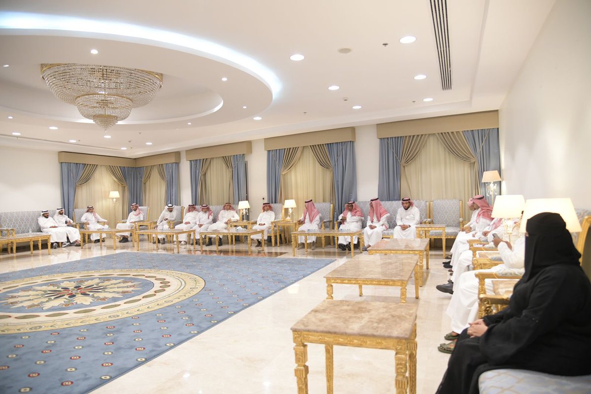 اشاد معالي وزير الشؤون البلدية والقروية والإسكان أ. ماجد الحقيل برؤساء البلديات بمنطقة جازان وذلك خلال لقاءه بهم على هامش زيارته لمنطقة جازان، حاثاً إياهم على بذل المزيد من العطاء والإبداع للرقي بالخدمات البلدية المقدمة.

حضر اللقاء أمين منطقة جازان م. يحيى الغزواني