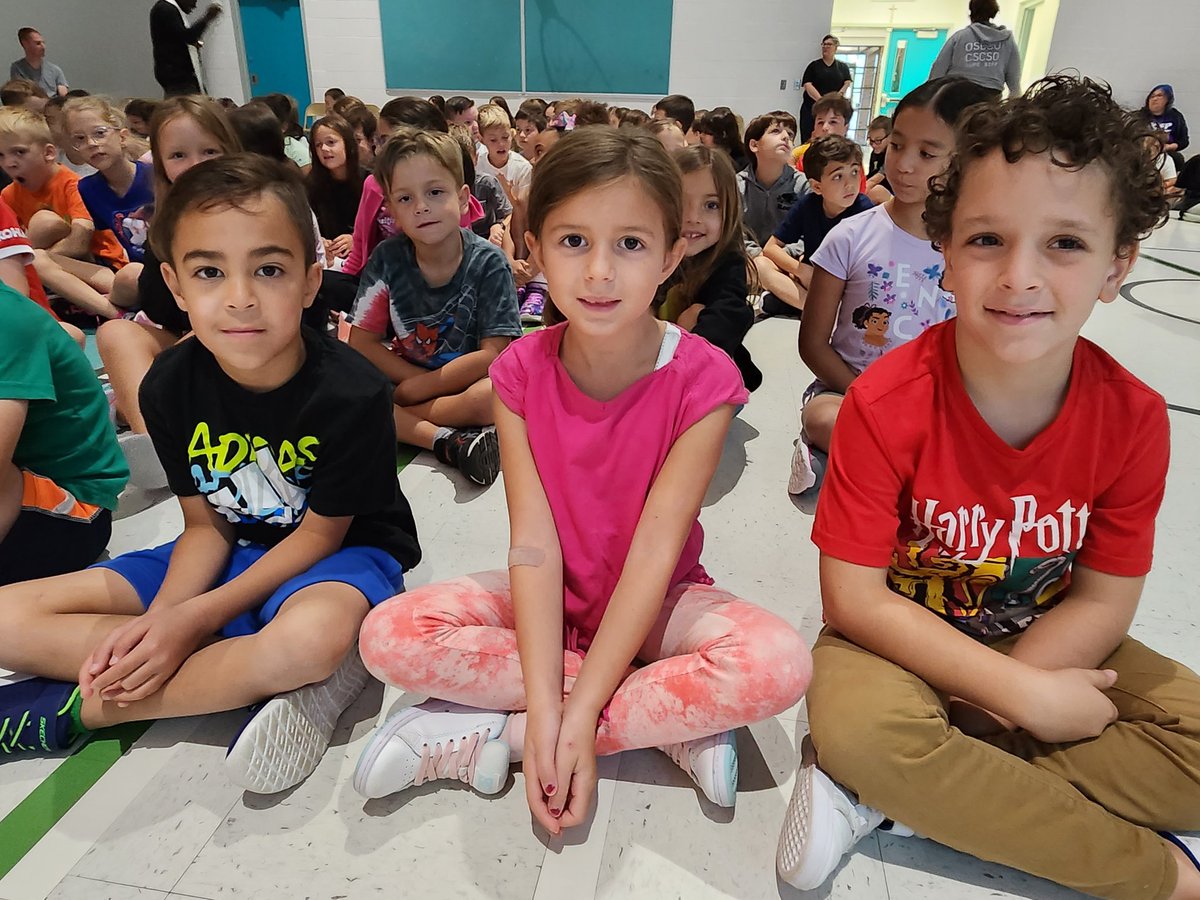Bénédiction de l'école SMY!  Merci au Père Bernard et Mme Katherine pour la belle cérémonie ce matin!