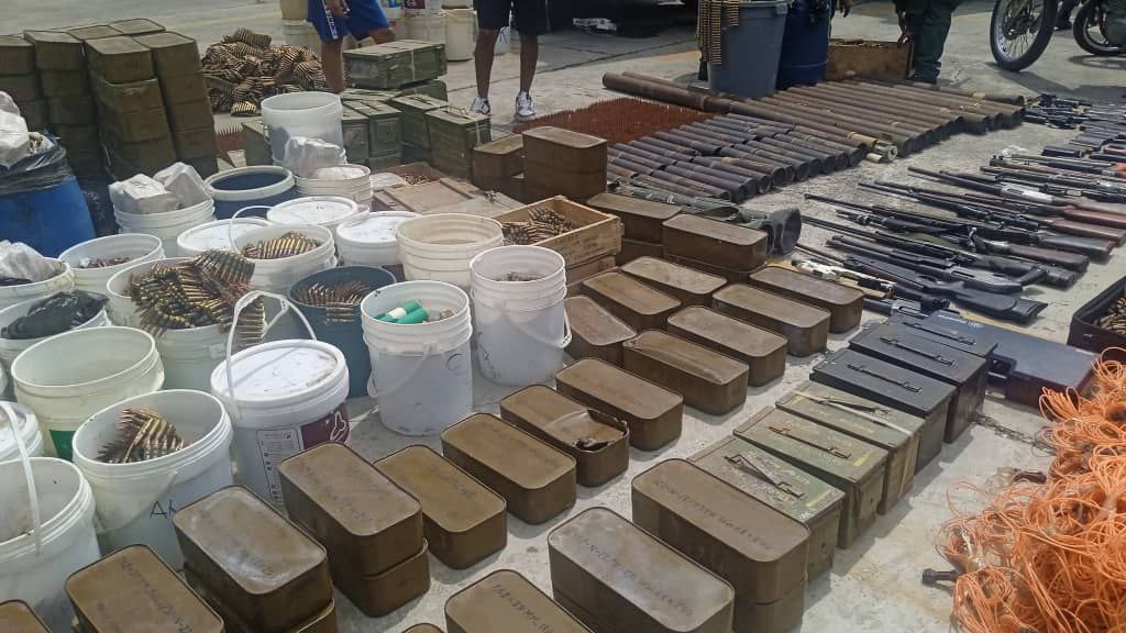🔫💣 #20Sep IMPRESIONANTE #ARSENAL siguen incautando las autoridades durante la toma del penal de #Tocoron. #Aragua