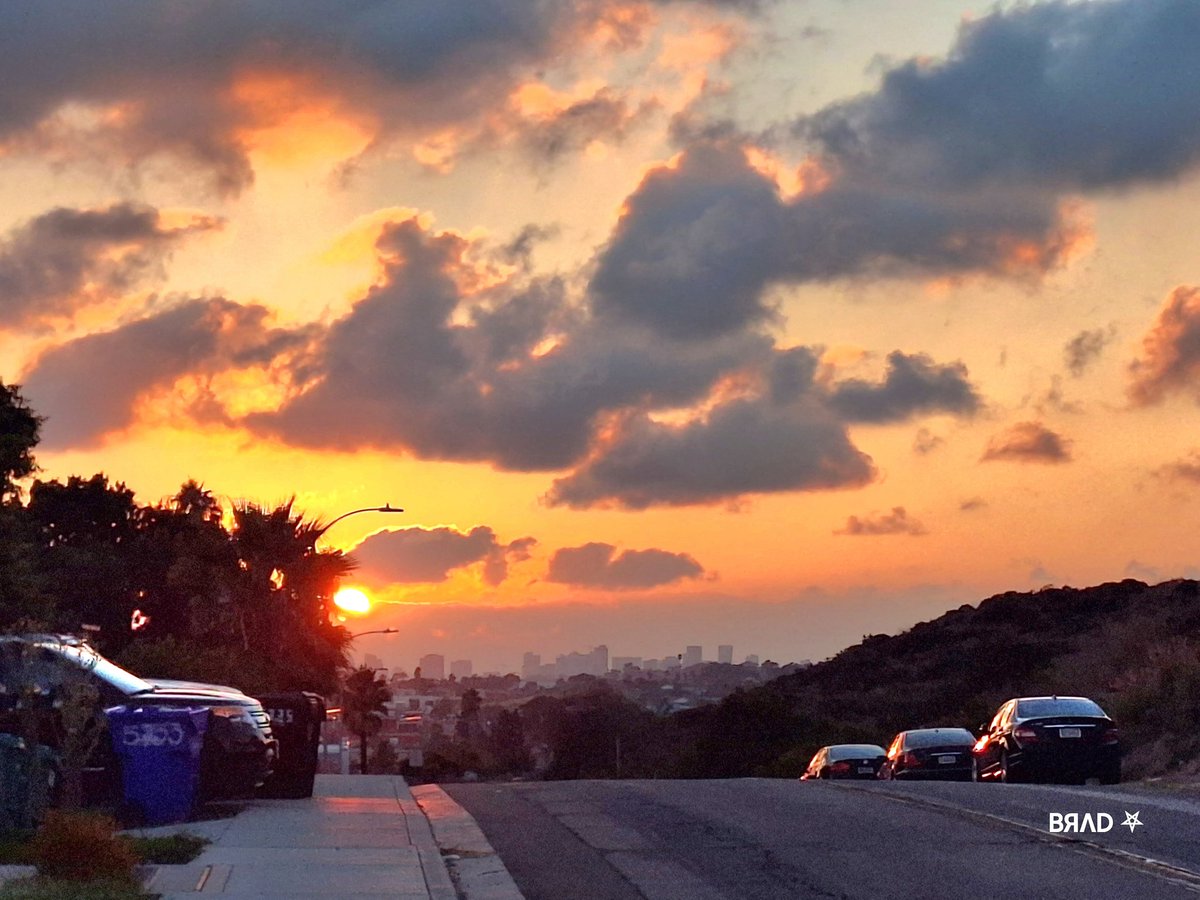 Hello, internet friends, I hope you're all having a very good evening! 🌇

#sunsetphotography #sunsets #SanDiego #EveningDrive #skyphotography #SoCal #sandiegoweather #Wednesdayvibe