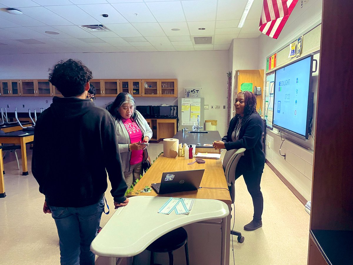 MrsCFButler's tweet photo. Thank you to all the teachers & parents that helped make the 8th Grade Back-to-School Night a success! #InnerState24 💚💛 https://t.co/KFW8l7obQG