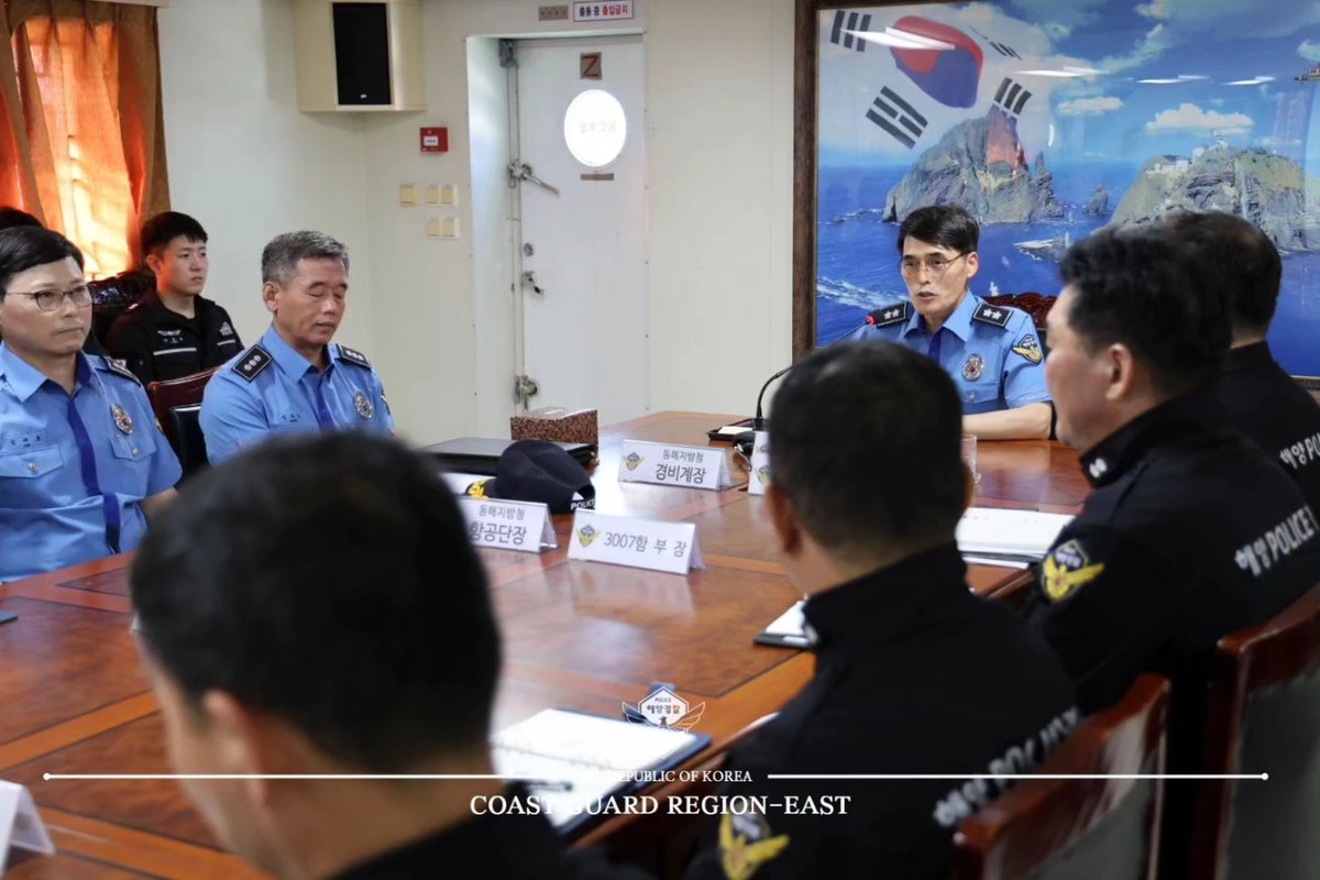 김성종 동해지방해양경찰청장이 19일 독도해역 치안 현장을 찾아 해양주권 수호태세를 점검했습니다. 김 청장은 이날 독도 주변 해역을 항공 순찰하면서 치안 현장을 살피고, 인근에서 경비중인 동해해경 소속 3007함을 방문해 경비상황에 대한 점검과 직원 간담회를 통해 애로사항을 청취했습니다.