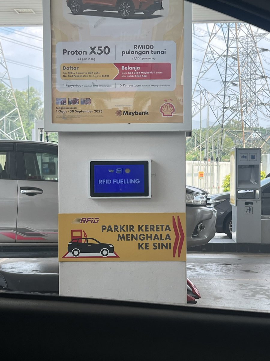 Siapa buat RFID fuelling ni mmg genius. Wehhh aku ingt pakai card tak payah beratur dkt kaunter dah memudahkan, ni lagi mudah rupanya. Smpai depan, petrol pump trus isi minyak. Tau tau dpt resit, tak payah nk tekan apa2.
