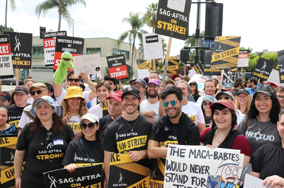 sagaftra's tweet photo. We fight for a fair industry because every artist deserves to shine brightly and be compensated justly. 💫✨Thank you to our Los Angeles #SagAftraMembers for yet another day on the picket lines. ONE DAY LONGER, ONE DAY STRONGER💪 ❤️ #SagAftraStrong https://t.co/8Ms5cBon9h