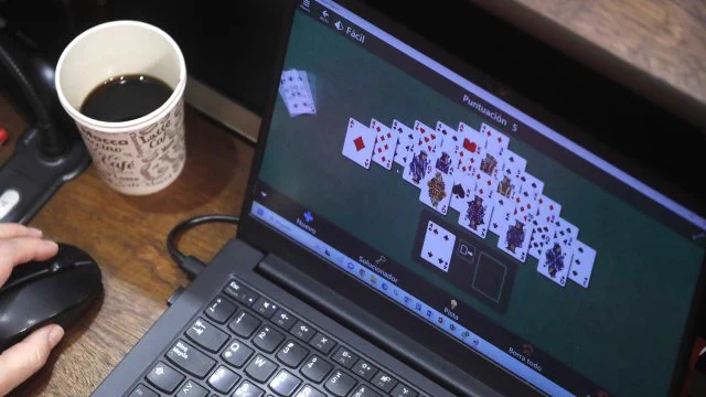 fotohistoriacl's tweet image. Hoy en el Consejo Constitucional un Consejero fue fotografiado jugando al solitario.

Habría sido portada de LUN en el proceso anterior, pero ahora pasó completamente desapercibido. No existe.