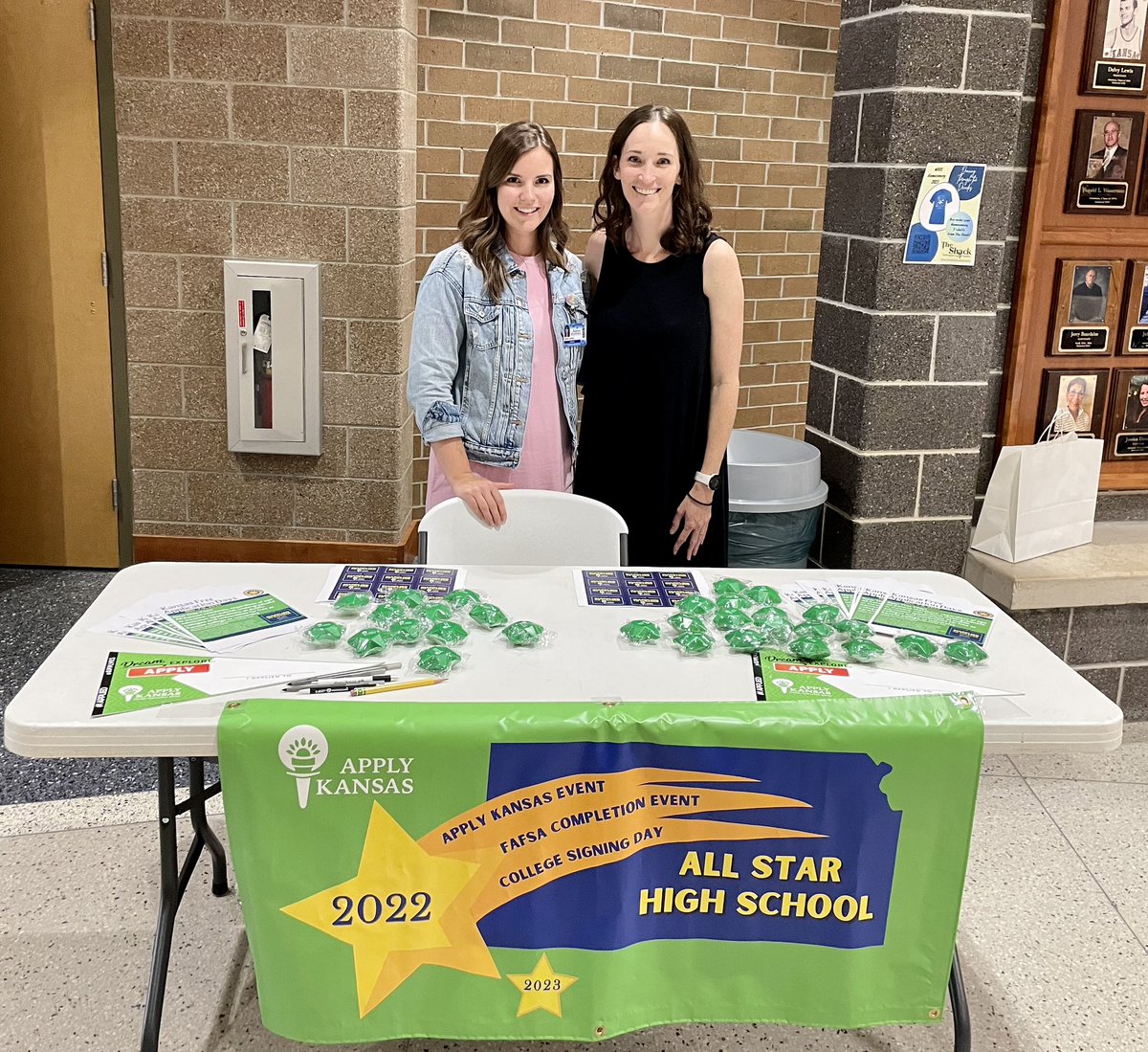 A successful WRHS College Night hosted by @wrhsgo! We had admissions representatives, a presentation on college application process and a KU rep. talked about FAFSA. We also had our #applyks table to encourage students to apply to college or other postsecondary goals. @ApplyKS