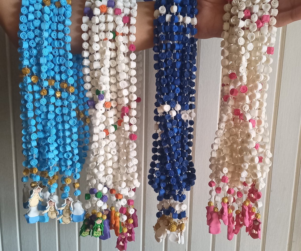Por acá les muestro  nuestro trabajo, para algunos sera insignificante, pero esto es un trabajon, en estos 48 rosarios hay 2736 cuentas hechas una a una  por mi mamá, Mi papá los arma y yo les hago los dijes y los comercializo por las redes. Espero su apoyo RP like comentarios